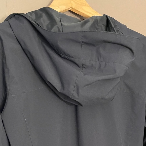 Columbia Windbreaker Jacket - Black with Hood and Velcro Closures - Picture 6 of 15